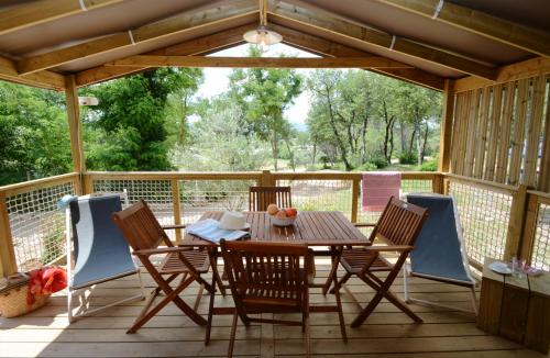 Cabane avec terrasse couverte